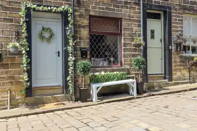 Image de The Snug On The Cobbles, romantic, with a garden in Haworth