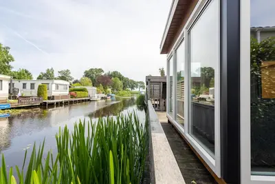 Image de Chalet spacieux sur l'eau avec sloop