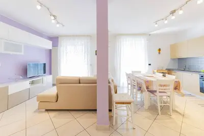 Image de Two-Levels Apartment with Balconies near the Beach