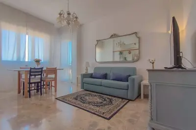 Image de Center - Spacious Apartment near the Beach