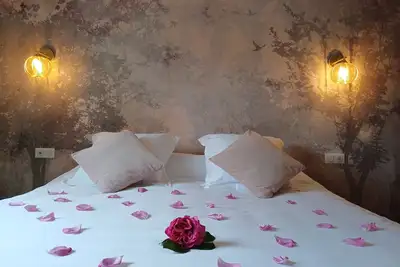 Image de Nouveau! Suite Luxe avec Jacuzzi et Sauna privatif + accès piscine intérieure.