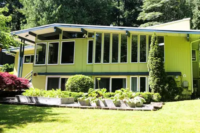 Image de Serene Mid-Century Retreat