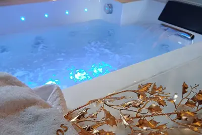 Image de Suite luxe avec Jacuzzi + accès piscine intérieure