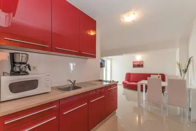 Image de The house is located in a quiet resort with private villas near the sea.