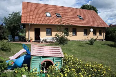 Image de GroĂźzĂĽgiges Ferienhaus mit Garten und Grillplatz fĂĽr Familien-inselurlaub