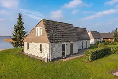 Image de Freestanding bungalows with a view of the Veluwemeer or adjacent to a courtyard garden.