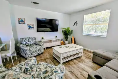Image de Fully Renovated 2bed 2 bath steps from the white sands of Indian Rocks Beach