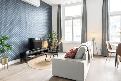 Image de L'appartement dispose de deux chambres luxueusement aménagées.