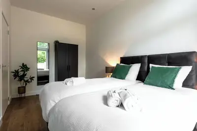 Image de L'appartement dispose de deux chambres luxueusement aménagées.