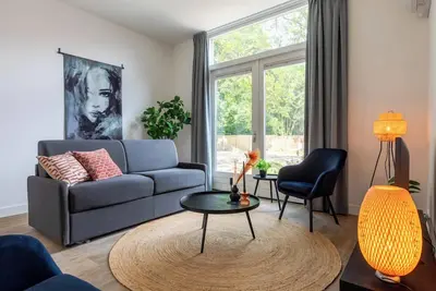 1 Chambres: L'appartement dispose de deux chambres luxueusement aménagées.