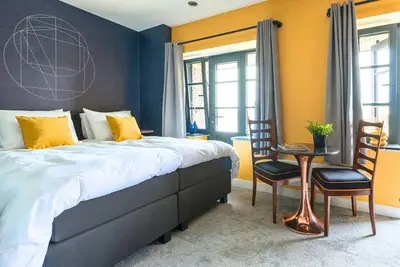 Image de Appartement moderne avec télévision connectée, cuisine privée et salle de bain situé au cœur de Tilb