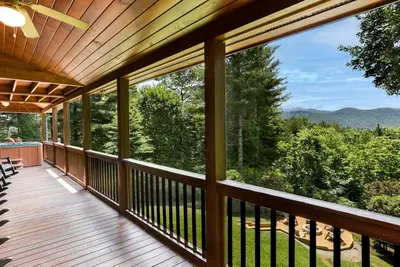 Image de Skybound Summit -  Stunning Mtn Views, Hot Tub, Fire Pit, Pool Table