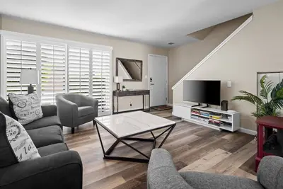 Image de Serene 2-Bedroom Oasis in Scottsdale: Relax with Pools & Outdoor Grills!