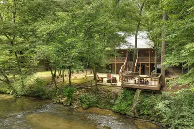 Image de Gorgeous river front cabin rental with tons of outdoor space, hot tub and firepit