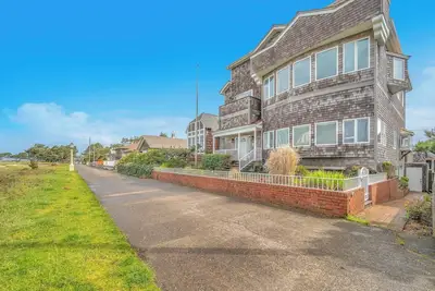 Image de Beautiful multi-level oceanfront home, perfect retreat for friends or family.