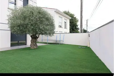 Image de Villa avec piscine et spa pour moments inoubliables en famille ou entre amis.
