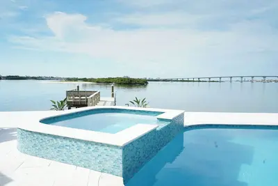 Image de New Waterfront house pool hot tub golf cart kayaks