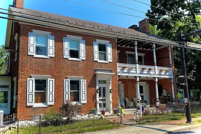 Image de 1830s Estate in Historic Downtown Mechanicsburg