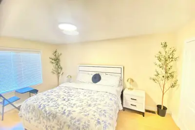 Image de Entire house sleeps upto 10guest+ with parking clean, stylish pet\/family friendly