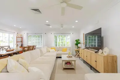 Image de Beautiful Tropical Villa with Private Pool Oasis \/ Across Sandy Beach