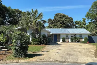 Image de 4-bedroom house with boat trailer parking boat ramp access that is pet friendly