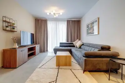 Upscale 2br Apartment by the Promenade