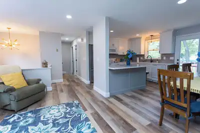 Image de New Listing Walk to Beach/Narrow River/ Beachside Getaway in Narragansett. \n