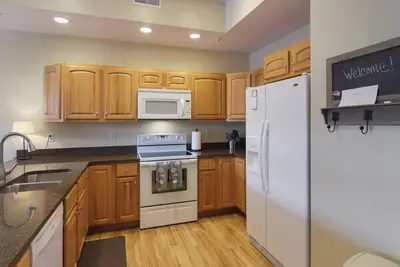 Image de Betsie Harbor Lodging- Unit 2. Spacious apartment with a door to Main Street!