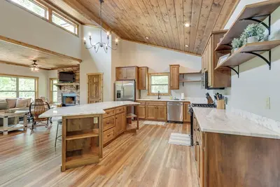 Image de Mountain Riverfront Retreat with Hot Tub & Decks