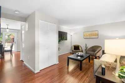 Image de Newly Renovated & Newly Furnished Cozy 3br Th In Capitol Hgts