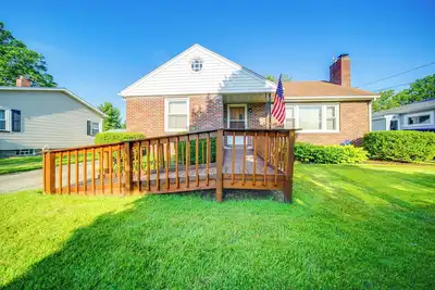 Image de < 1 Mi to Lake Erie: Ashtabula Hideaway!