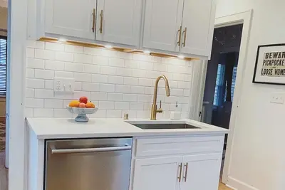 Image de Beautiful home with backyard space + sauna. Close to Lake Park + Downtown!