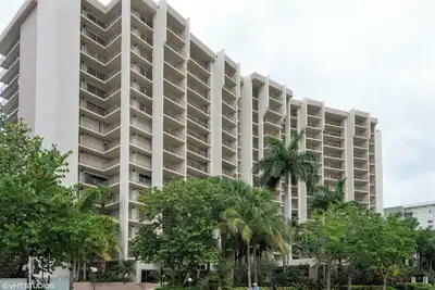 Image de Three Bedroom 3. 5 bath furnished Ocean Front Condo for Lease - Min 6 Mo Lease \n\n
