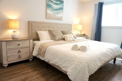 Image de 1 King bed + SofaQueen, Entire \nsuite, By the Beach, Casino, Arena, kids parks.