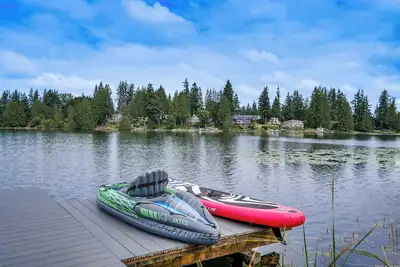 Image de Lakefront Lynnwood Home w/ Balconies & Shared Dock