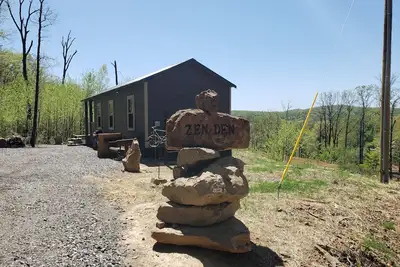 Image de Comfy Tiny Home with Fishing Pond & Mountain View near Nw Arkansas/River Valley