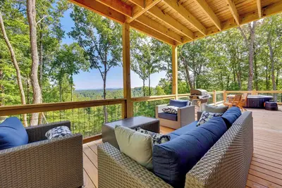 Image de Scenic Mountain View Retreat with a Hot Tub, Decks & Stunning Views