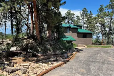 Image de Eclectic Rally retreat in the woods just minutes from legendary Main Street.