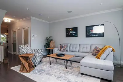 Image de Recently Built High-end House in Heart of Downtown