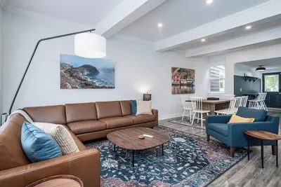 Image de comfortable design and  central location, appealing to guests looking for a blend of style