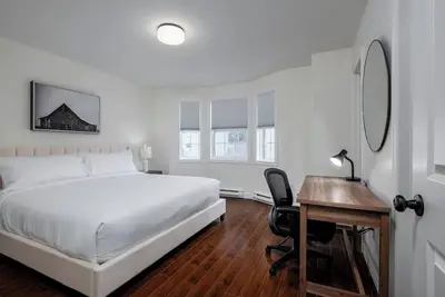 Image de Urban Lofthouse: Your St. John's Getaway