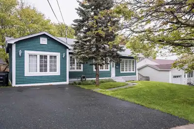 Image de Lovely Main Floor House located in Quiet Area