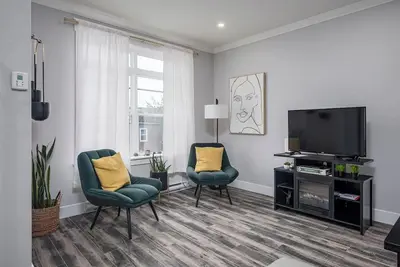 Image de Bright and Modern Downtown St. John's Rowhouse