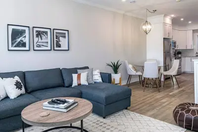 Image de Bright, Stylish Townhouse near Downtown w/ Parking