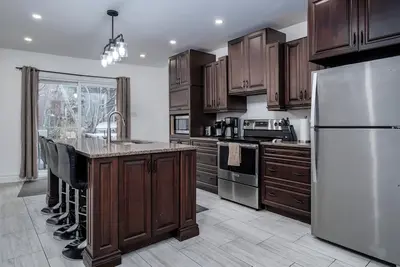 Image de Large Historic Downtown Five Bedroom House