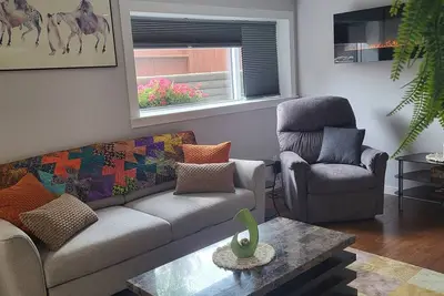 Image de Cozy 2-bedroom lower suite. 10 mins to downtown. Near! Max Bell & Fort Calgary.