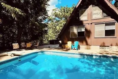 Image de A-Frame Cozy Cabin / Hot Tub / Sleeps 6