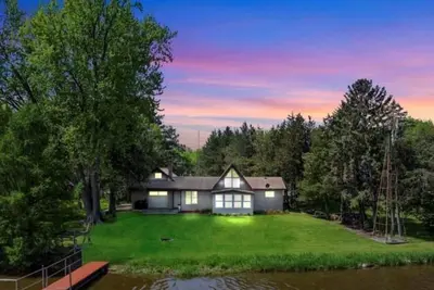 Image de Cozy home with breathtaking sunrises & view of Little Rock Lake for all seasons
