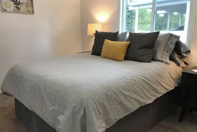Image de Ground Floor End Unit in Midtown Anchorage