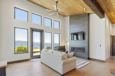 Image de The Wolf Den - New Modern Lakefront Cabin near West Yellowstone